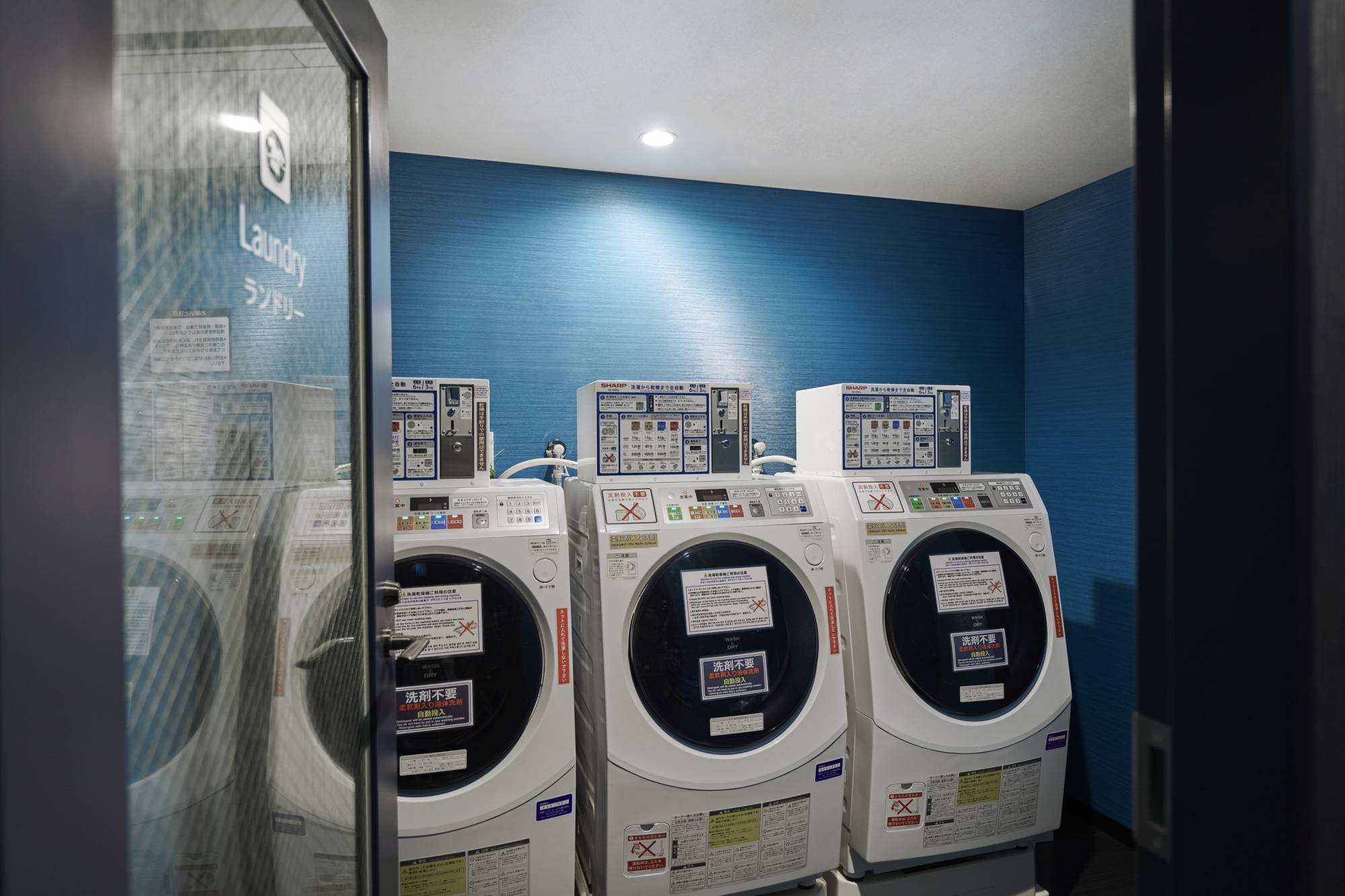 A Laundromat convenient for long-term stays. You can also check the usage status on the TV in your room. Detergent is added automatically, so there is no need to prepare it.