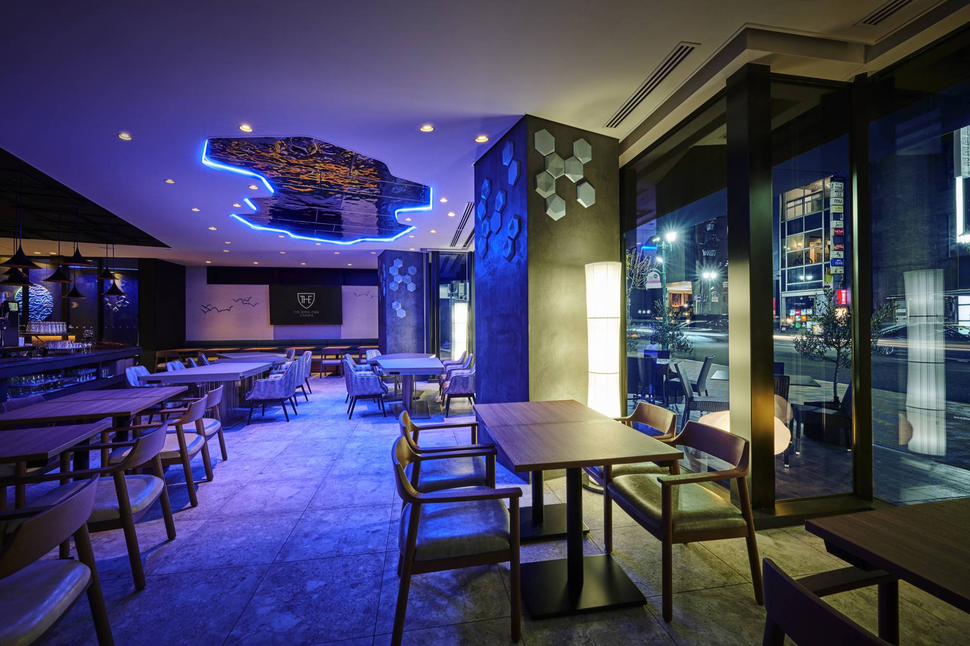 The space is perfect for chilling out at night. Sometimes slow, sometimes exciting. Have a fun time with craft beer, local Kobe specialties, and Nada sake.