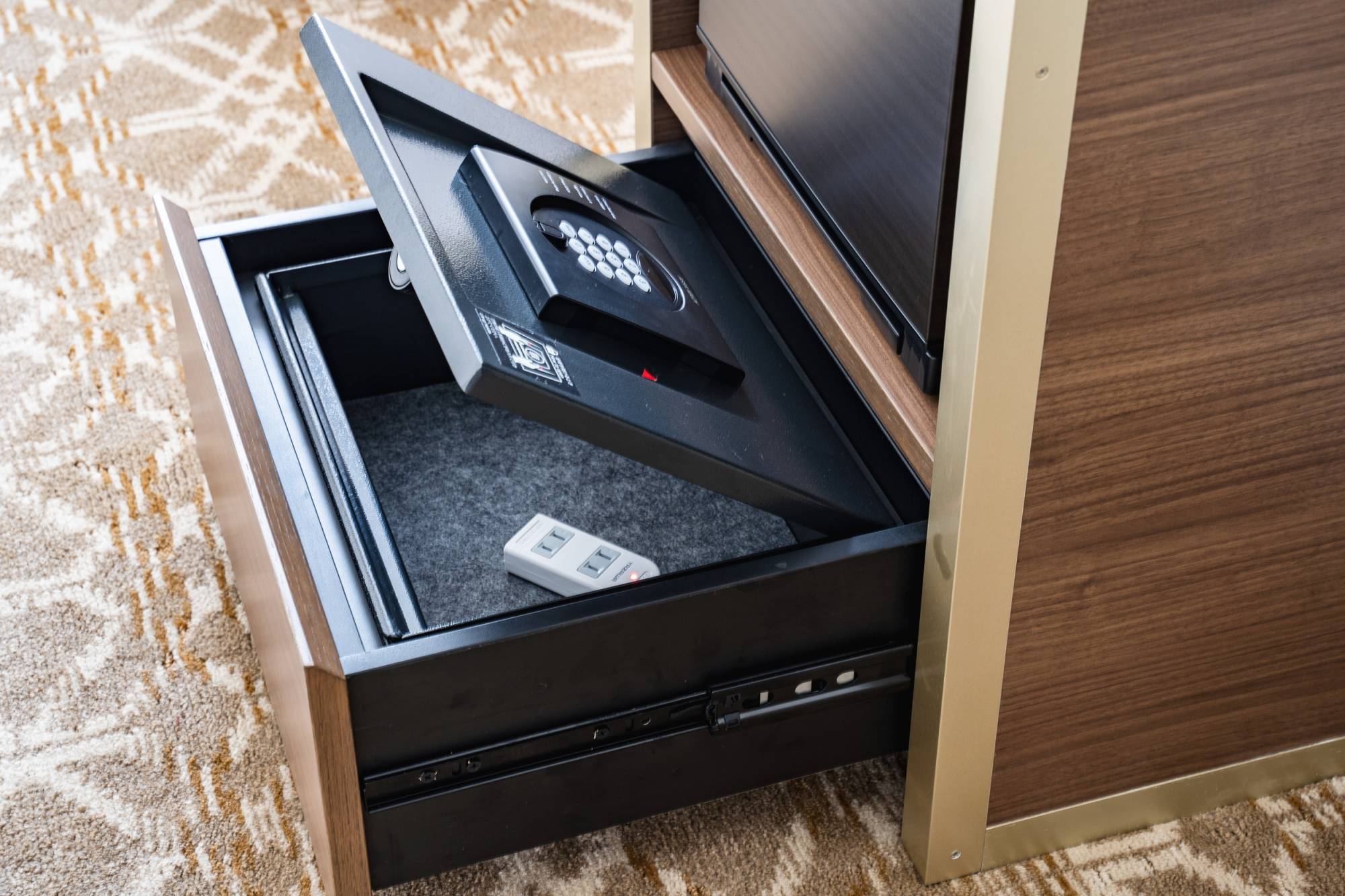 客室内金庫には電源タップもあるので、電子機器の充電もできます。