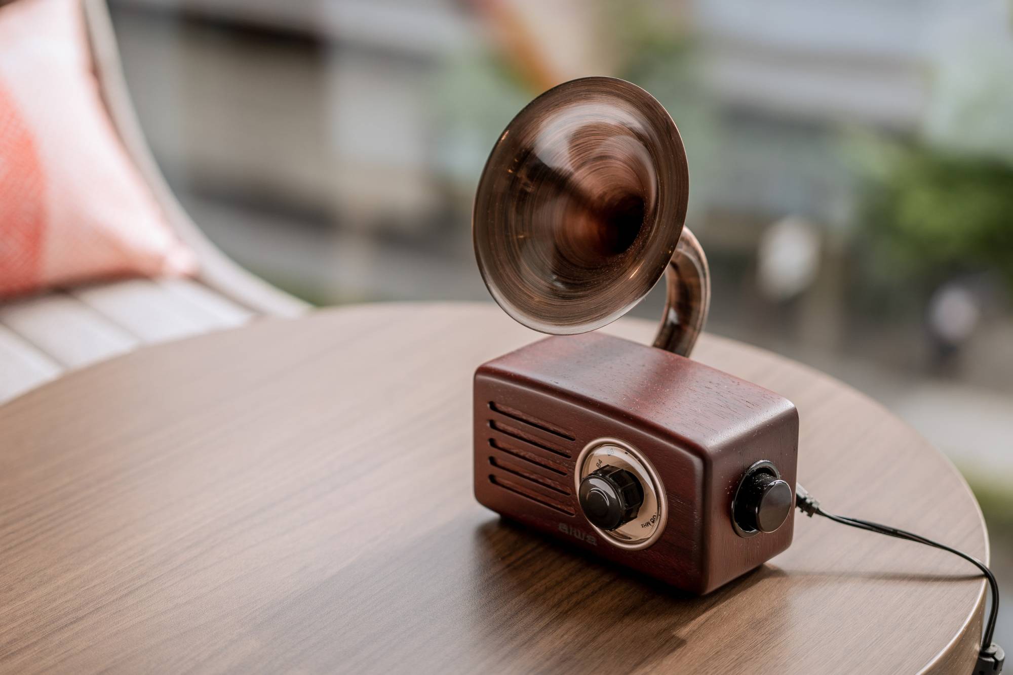 ちょっとレトロなBluetoothスピーカーで、お好きな音楽を楽しんで。