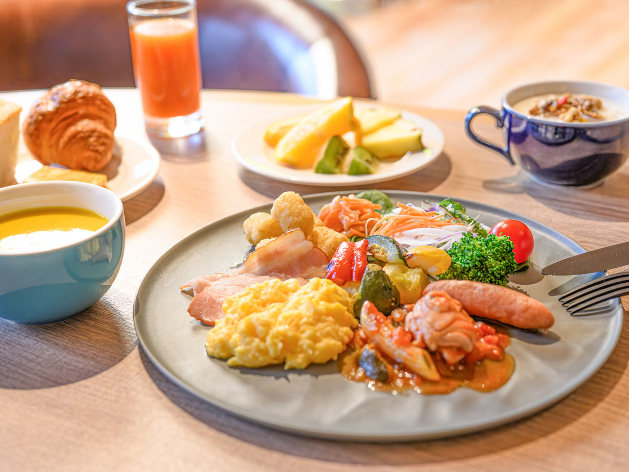 Breakfast buffet at CANVAS LOUNGE.