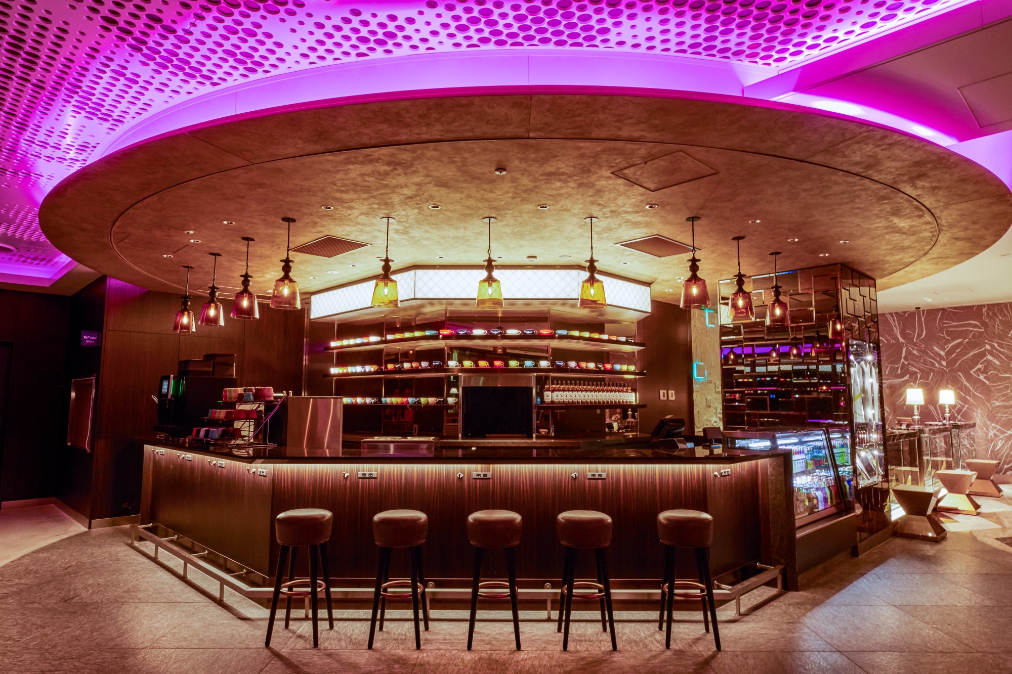 CANVAS LOUNGE