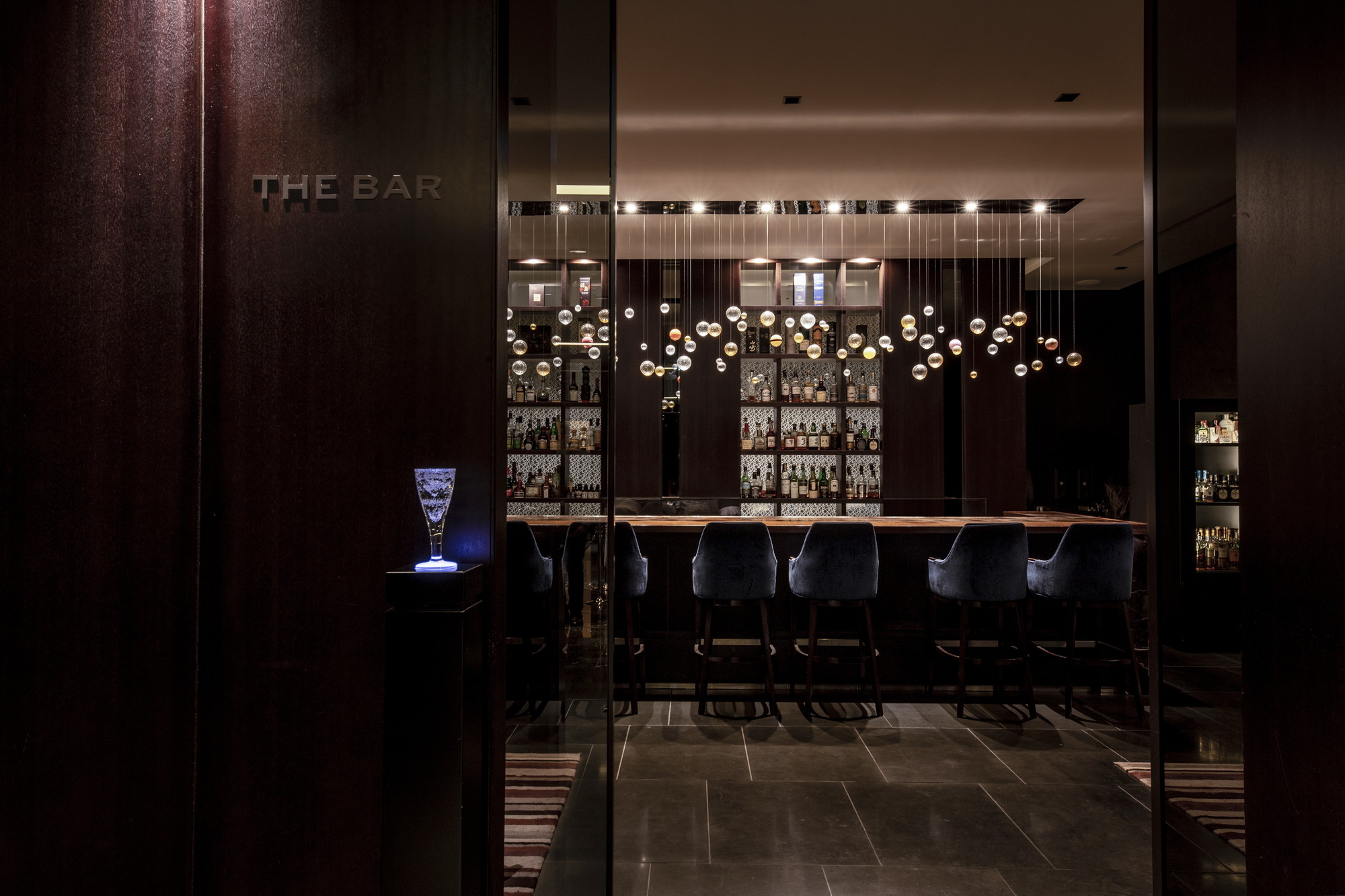 バー・ラウンジ「THE BAR」