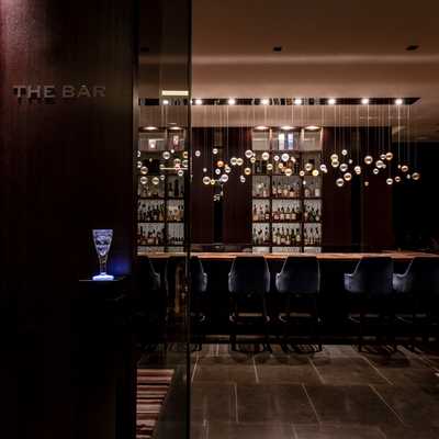 バー・ラウンジ「THE BAR」